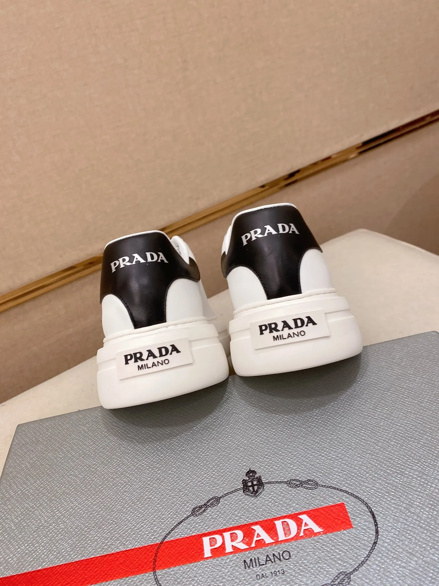 Men's shoes 💰 580💰 ✔️✔️✔️High version High-quality new PRADA (Prada) counters are launched simultaneously, new men's shoes, 😘fabrics are selected from first-layer cowhide fabrics. Lining: Imported cowhide leather lining. 👍🏿High-end☄️Open-molded non-slip rubber outsole, exquisite lines, simple and elegant, comfortable and high-end for leisure travel. Code number: 38 to 45